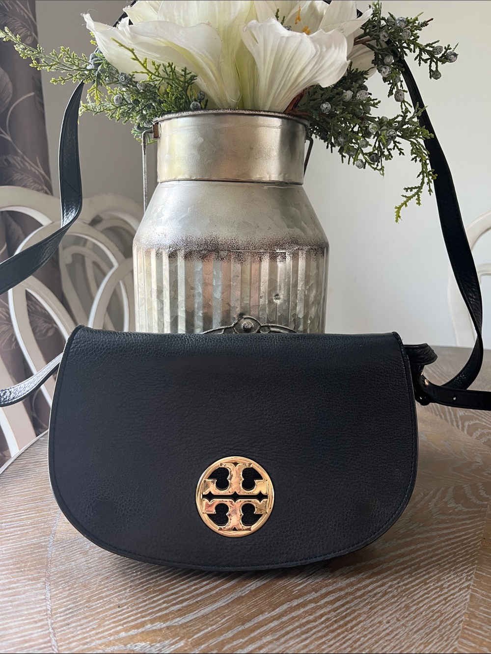 Tory Burch EUC Jamie Black Leather Crossbody with Gold Logo